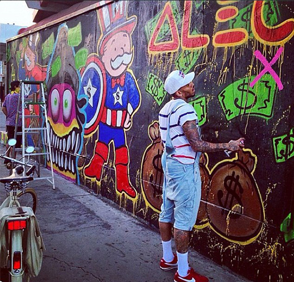 Chris Brown peignant un mur détournant le Monopoly