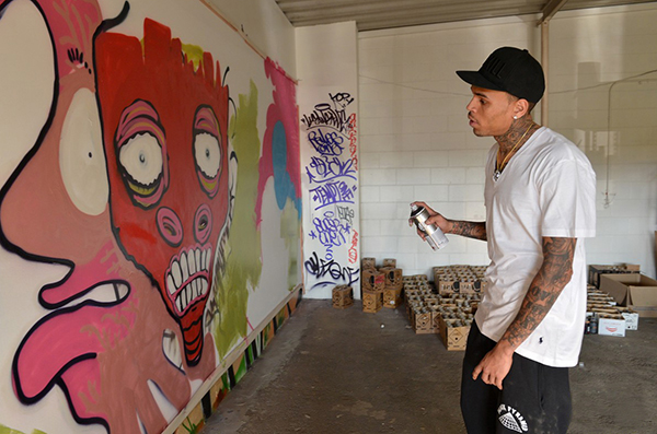 Chris Brown en action devant un mur