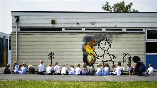 Fresque de Banksy sur une façade de l'école primaire Bridge Farm