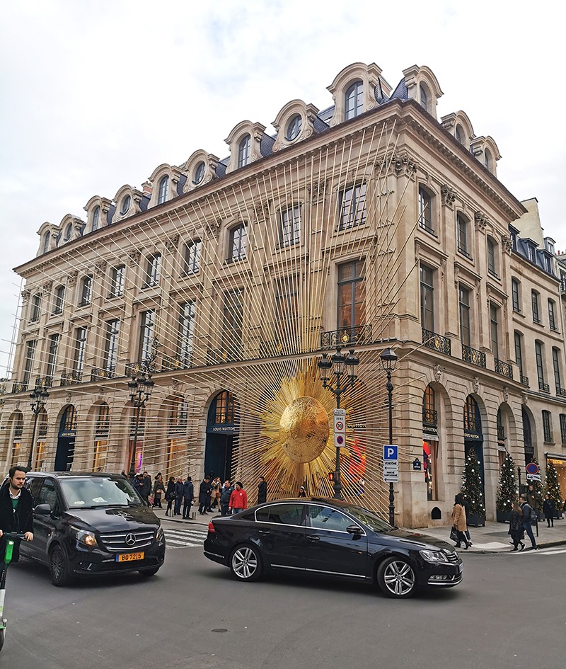 LOUIS VUITTON PARIS, Le soleil de cette boutique de luxe se…